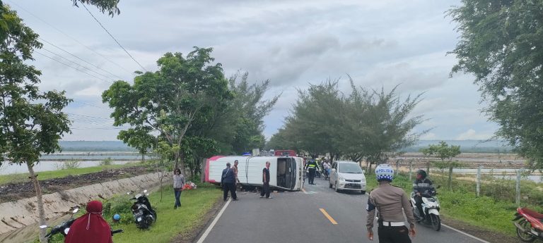 Mini Bus Terguling di Jalan Nasional Sumenep KM-7, Satu Nyawa Melayang