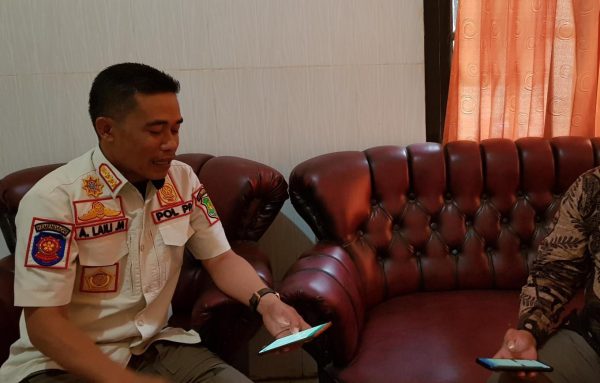 Cegah Peredaran Rokok Tanpa Cukai, Satpol PP Sumenep Pasang Poster Imbauan di Sejumlah Toko