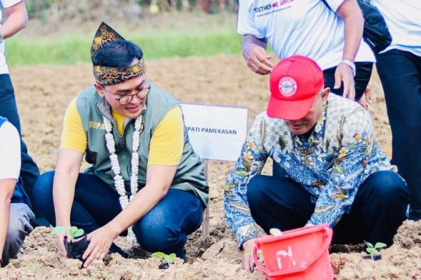 Bupati Pamekasan bersama Petani Tembakau Tandatangani Petisi, Wujudkan Three Partied