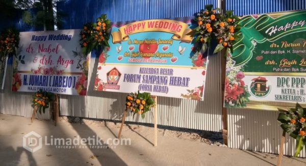 Happy Wedding Puteri Bupati Sampang, Forsa Hebat Kirim Karangan Bunga