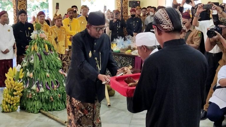 Kirab Penyerahan Pusaka Keraton Sumenep, Begini Ajakan Bupati Achmad Fauzi