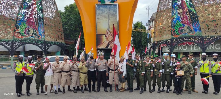 Detik detik Proklamasi, Kasat Lantas Polres Sumenep Bersama Para Peteran Lakukan Penghormatan Bendera Merah Putih di Jantung Kota