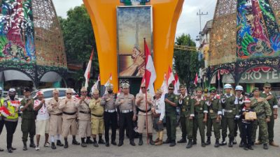 Detik detik Proklamasi, Kasat Lantas Polres Sumenep Bersama Para Peteran Lakukan Penghormatan Bendera Merah Putih di Jantung Kota