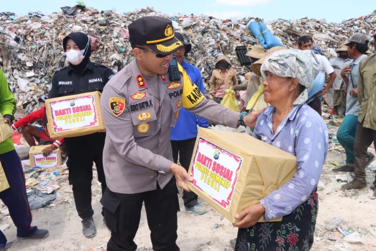 Pasca Berbagi Bansos ke Nelayan, Kali ini Polres Sumenep Sasar Pemulung