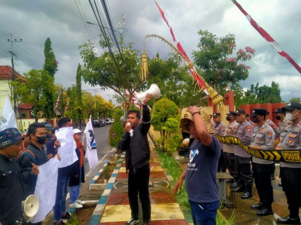 Pengrusakan lingkungan hidup dan alam di Kabupaten Sumenep semakin masif terjadi dan dilakukan oleh para pengusaha tambang di. Salah satunya melalui eksploitasi tambang Fosfat dan Galian C Ilegal.