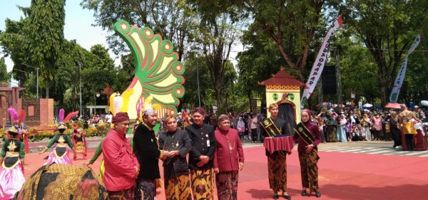 Prosesi Hari Jadi Sumenep ke-753, Bupati Fauzi Launching UHC Sebagai Hadiah untuk Masyarakat