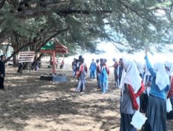 Guru SMA Islam Baiturrahmah Ajak Siswa Pungut Sampah