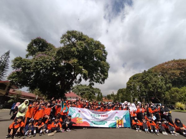 Siswa-Siswi SMP Sepuluh Nopember Sidoarjo Ikuti Field Trip Kampoeng Sinaoe di Kebun Teh Wonosari