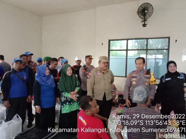 Kadinsos P3A Sumenep Berikan Mamin dan Vitamin Bagi Warga Kepulauan di Pelabuhan Kalianget 1 Kadinsos P3A Sumenep Berikan Mamin dan Vitamin Bagi Warga Kepulauan di Pelabuhan Kalianget