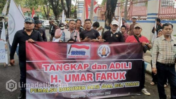 Tindak Pidana Pemalsuan AJB Tanah, Dua Lembaga Bersama Ratusan Warga Datangi Kantor Kejaksaan Negeri Sampang 1 Tindak Pidana Pemalsuan AJB Tanah, Dua Lembaga Bersama Ratusan Warga Datangi Kantor Kejaksaan Negeri Sampang