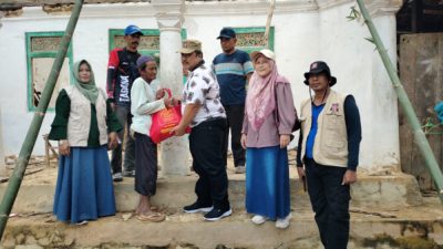 Rumah Ambruk Karena Longsor, Kadinsos P3A Sumenep Bersama BPBD Beri Bantuan Sembako