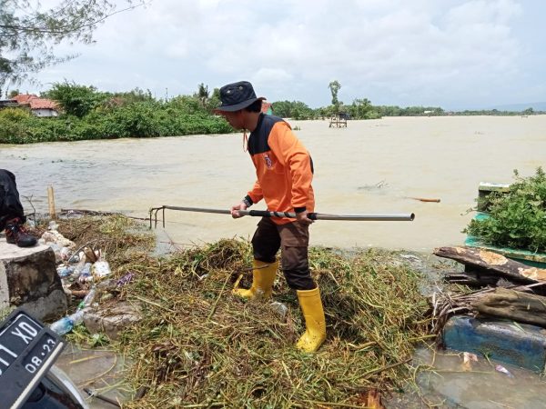 Brigade Penolong 13.29 Kwarcab Sumenep Bersihkan Sampah yang Nengakibatkan Banjir di Desa Nambakor Saronggi