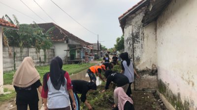 Peran Mahasiswa Pengabdian Masyarakat Kelompok 5 Universitas Trunojoyo Madura dalam kegiatan Gotong Royong