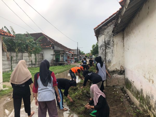 Peran Mahasiswa Pengabdian Masyarakat Kelompok 5 Universitas Trunojoyo Madura dalam kegiatan Gotong Royong