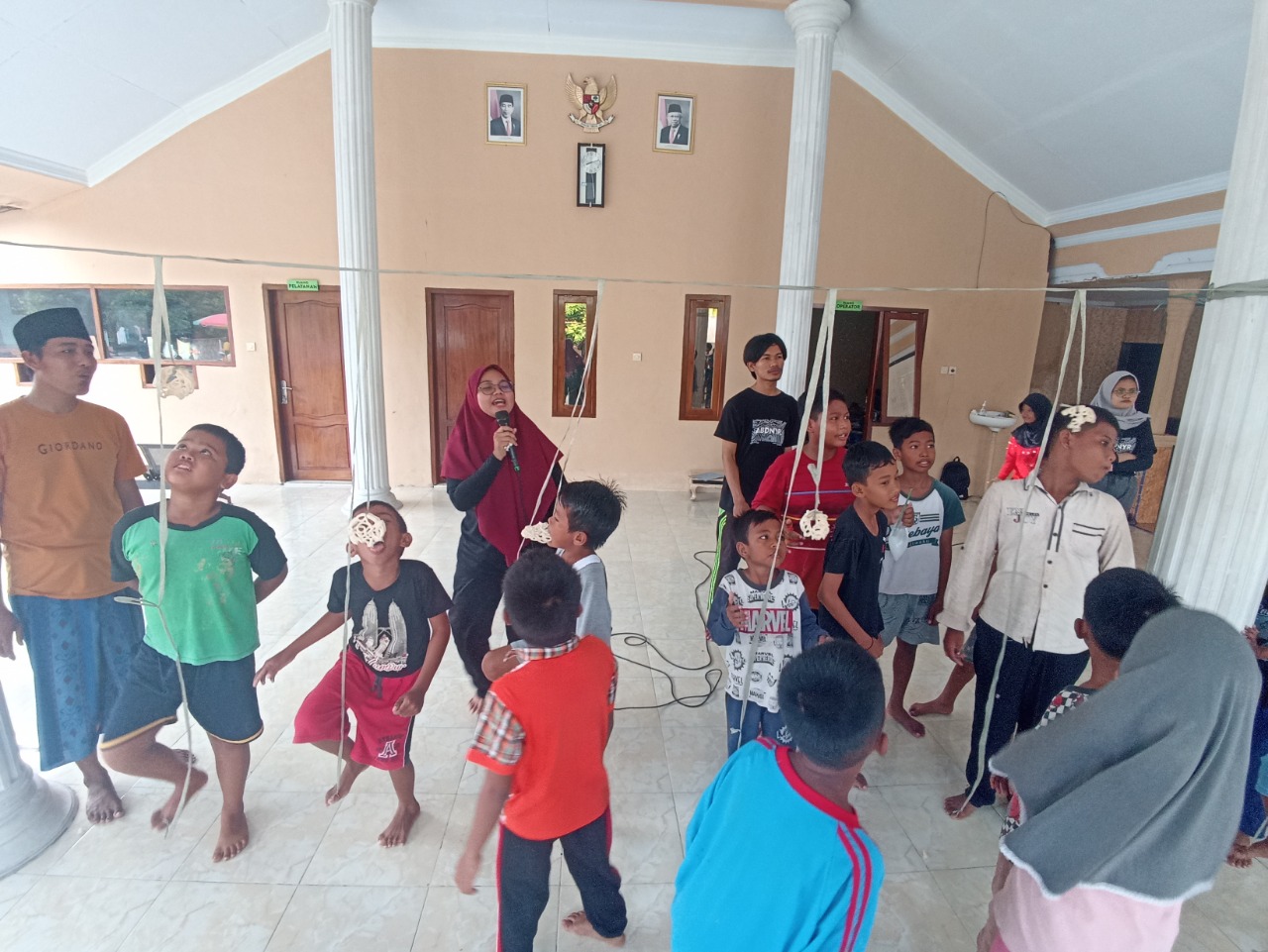 ABDIMAS Universitas Trunojoyo Madura Meriahkan Desa Gili Anyar Melalui Program Kampung Ceria 4 ABDIMAS Universitas Trunojoyo Madura Meriahkan Desa Gili Anyar Melalui Program Kampung Ceria