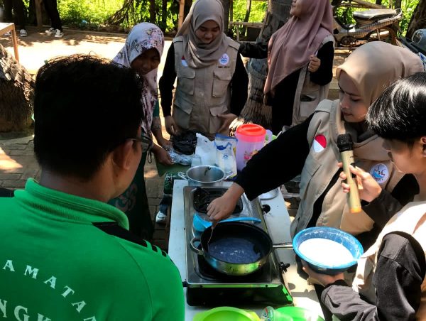 Mahasiswa KKN-T UTM Sosialisasikan Manfaat Bunga Telang