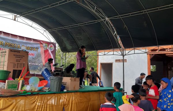 Berpartisipasi Dalam Pembukaan Gubuk Apung di Desa Astapah, Bentuk Pengabdian Mahasiswa KKN-T Universitas Trunojoyo Madura