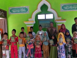 Abdimas Universitas Trunojoyo Madura Wakafkan Alquran bersama Laznas LMI untuk Masjid Misbahul Imam Desa Semaan