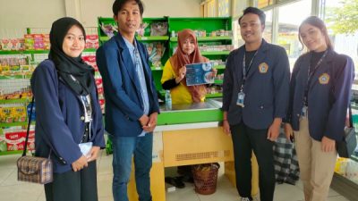 Abdimas UTM Sosialisasikan Manfaat QRIS ke Sejumlah Toko di Desa Patereman