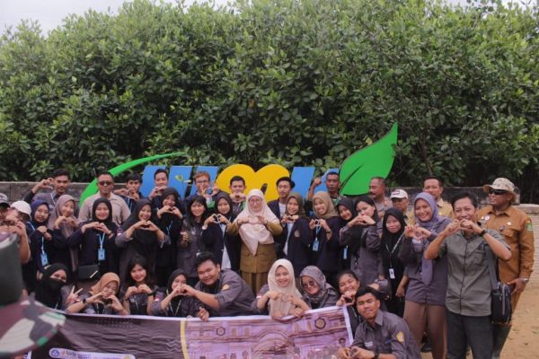 Bersama Wakil Bupati Sumenep, Mahasiswa KKN-T dan PMM UTM Tanam 3500 Pohon Mangrove di Kebundadap Timur
