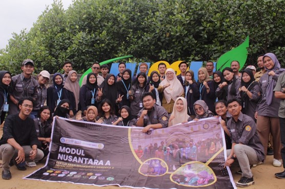 Kolaborasi PMM II dengan KKNT 02 UTM dalam Aksi Pelestarian Lingkungan di Wisata Mangrove Kebundadap Timur Sumenep 2 Kolaborasi PMM II dengan KKNT 02 UTM dalam Aksi Pelestarian Lingkungan di Wisata Mangrove Kebundadap Timur Sumenep