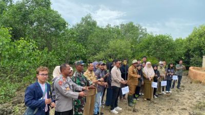 Kolaborasi PMM II dengan KKNT 02 UTM dalam Aksi Pelestarian Lingkungan di Wisata Mangrove Kebundadap Timur Sumenep