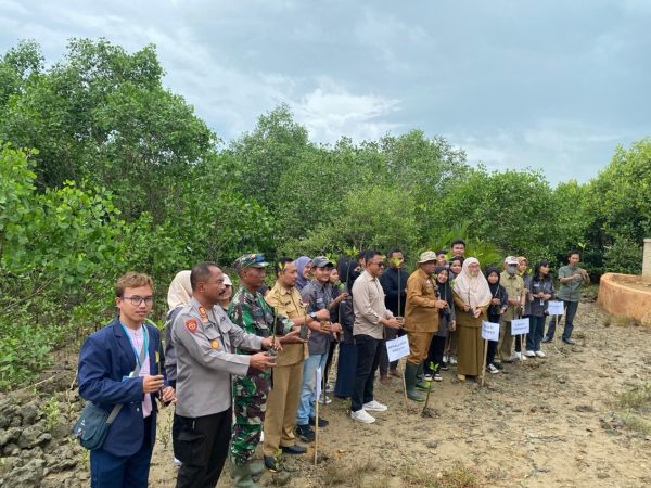 Kolaborasi PMM II dengan KKNT 02 UTM dalam Aksi Pelestarian Lingkungan di Wisata Mangrove Kebundadap Timur Sumenep