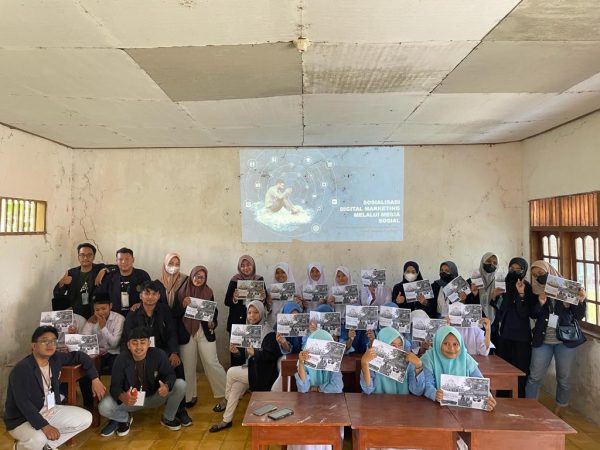 Sosialisasi Branding Potensi Lokal di Desa Napo Laok oleh Mahasiswa KKN-T 46 UTM