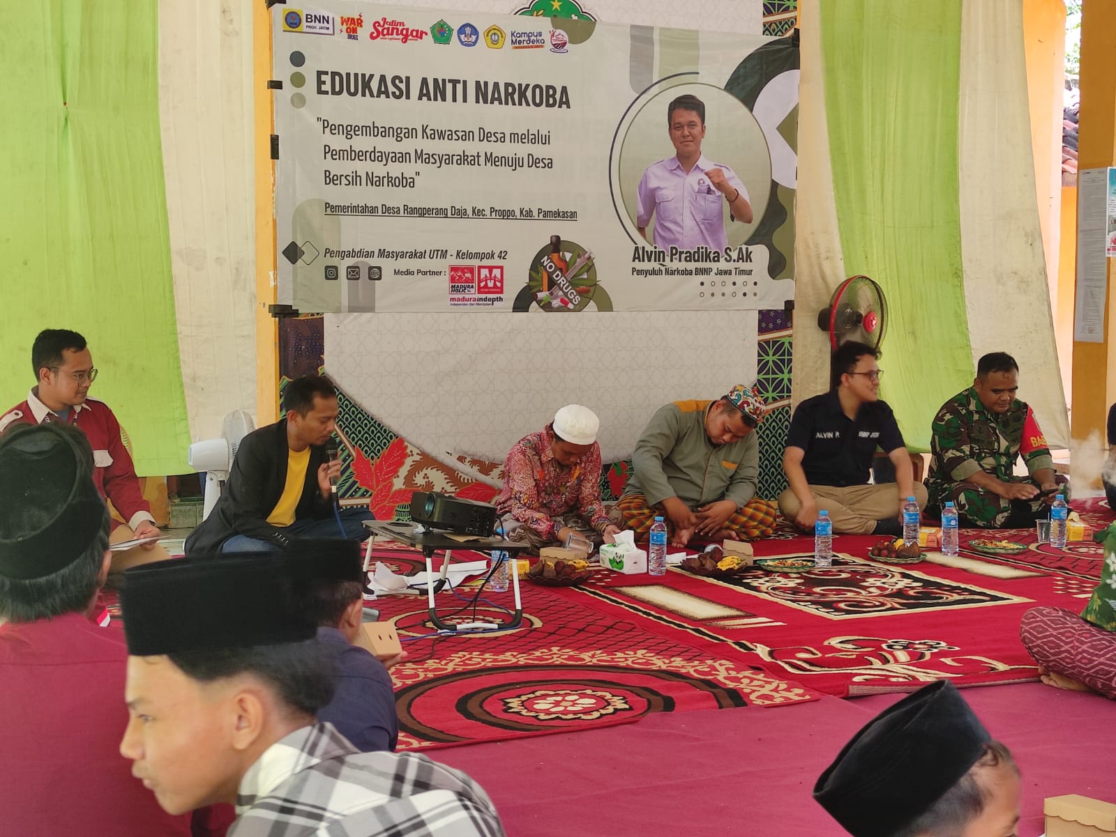 Gelar Sosialisasi Anti Narkoba, Mahasiswa Abdimas UTM Bersinergi dengan BNN Provinsi Jatim di Desa Rangperang Daja