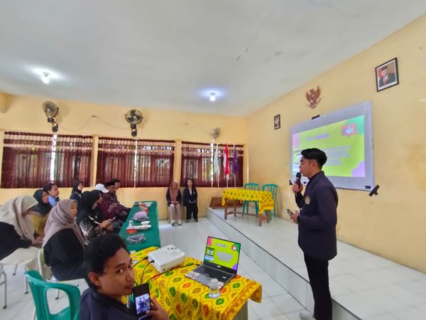 Mahasiswa KKN Universitas Trunojoyo Madura Sosialisasikan Filter Air Hujan Menjadi Air Layak