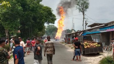 Akibat Percikan Api Mobil Truk Berisi Tabung Gas LPG Terbakar