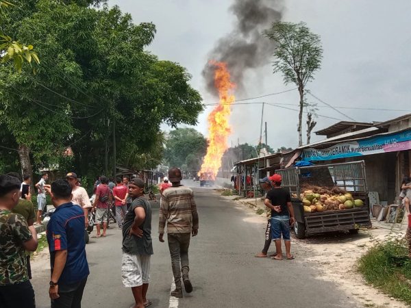 Akibat Percikan Api Mobil Truk Berisi Tabung Gas LPG Terbakar