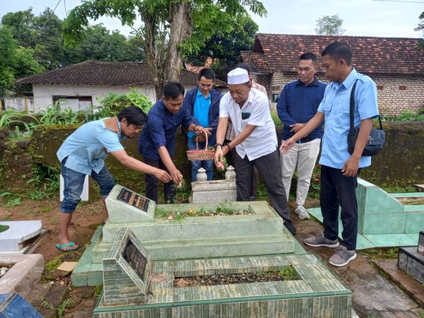 Jelang Perayaan HPN 2023, PWI Sumenep Ziarah ke Makam Tokoh PWI 1 Jelang Perayaan HPN 2023, PWI Sumenep Ziarah ke Makam Tokoh PWI