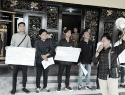 Barisan Fakta Foundation Orasi di Depan Pintu Kantor Pemkab Sumenep, Ini Tuntutannya