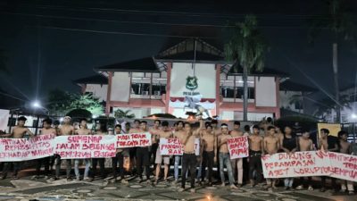 Tanpa Pakaian Aktivis Sumenep Desak DPR RI Sahkan RUU Perampasan Aset Tindak Pidana