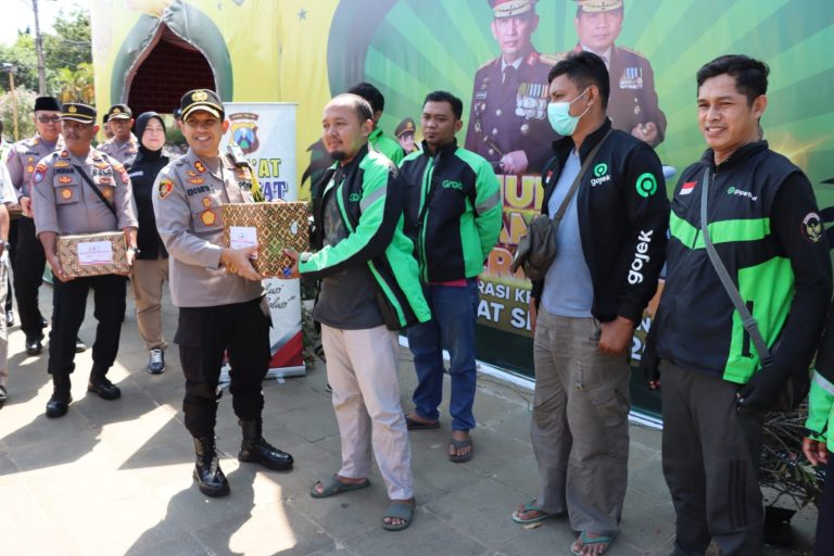 Pesan Keselamatan di Penghujung Ramadhan, Kapolres Sumenep Bagikan Bingkisan untuk Ojol dan Abang Becak