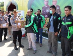 Pesan Keselamatan di Penghujung Ramadhan, Kapolres Sumenep Bagikan Bingkisan untuk Ojol dan Abang Becak