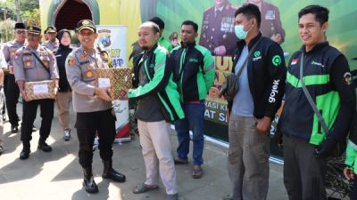 Pesan Keselamatan di Penghujung Ramadhan, Kapolres Sumenep Bagikan Bingkisan untuk Ojol dan Abang Becak
