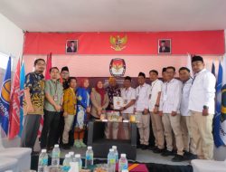 Diantar Pengurus Partai Dan Puluhan Tukang Becak, Gerindra Daftar Calegnya Ke KPU