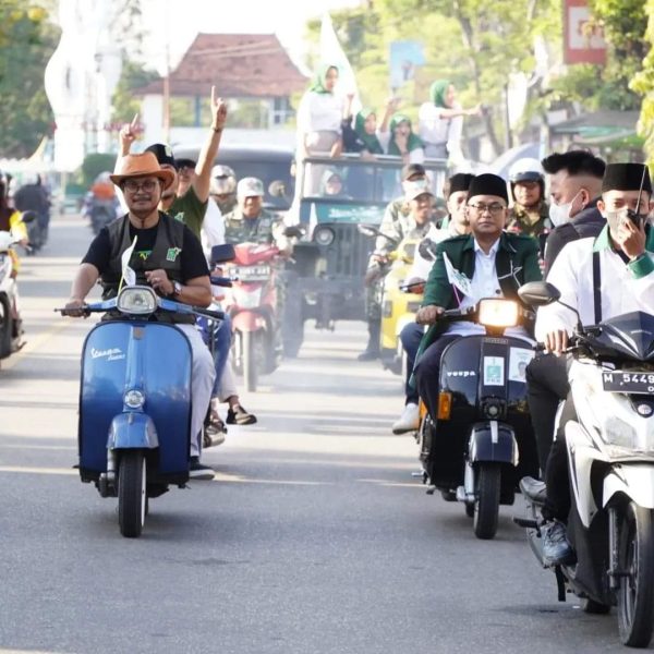 Pengajuan Bacaleg DPC PKB Pamekasan Konvoi Naik Vespa Tanpa Helm tuai Kritik, Dinilai Langgar Lalin