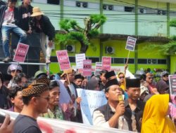 Buntut Pantai Gersik Putih Disertifikat, Warga Demo Kantor BPN Sumenep Tuntut Batalkan SHM