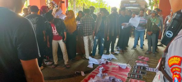 Warga Gersik Putih Desak Bupati Sumenep Periksa Kades Mohab