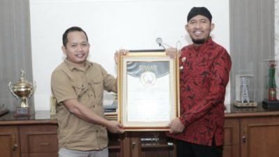 Bupati Achmad Fauzi Dapat Penganugerahan Sebagai Tokoh Nasional Peduli UMKM