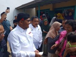 Jalan jalan ke Kecamatan Kalianget, Bupati Achmad Fauzi Dikerubungi Ratusan Warga
