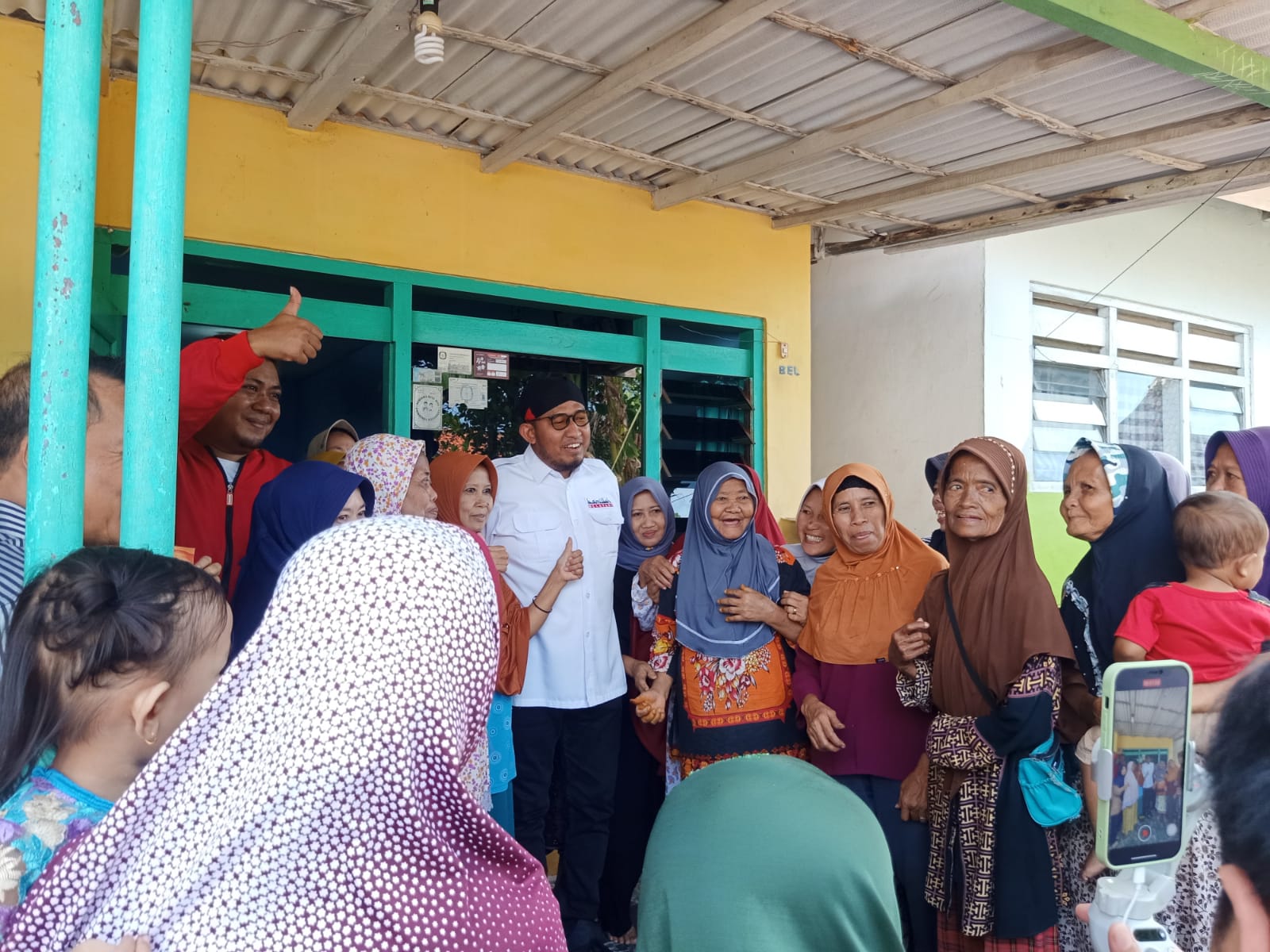 Jalan jalan ke Kecamatan Kalianget, Bupati Achmad Fauzi Dikerubungi Ratusan Warga