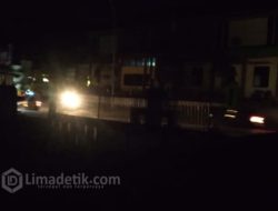 Terjadi Pemadaman, Keluarga Pasien Puskesmas Omben Terpaksa Menggunakan Penerangan Handphone