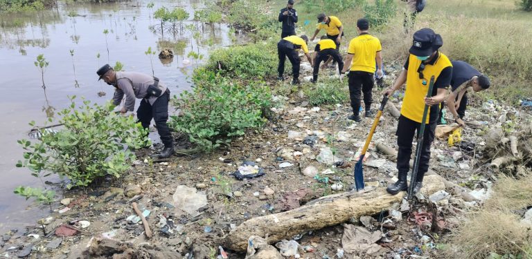 Personel Polres Sumenep Terjun Pungut Sampah Di Pesisir Pantai Kalianget