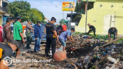 Peduli Lingkungan, Forkopincam Melakukan Giat Bersih-Bersih di Depan Pasar Camplong