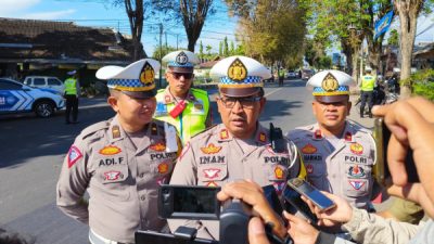 Peduli, Satlantas Polres Bondowoso Beri Telur dan Migor Pengendara Patuh Lalu Lintas