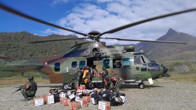 TNI Gerak Cepat Dukung Penanganan Bencana Kemanusiaan di Puncak — Papua Tengah 4 TNI Gerak Cepat Dukung Penanganan Bencana Kemanusiaan di Puncak — Papua Tengah